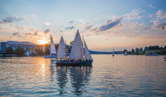 Boote auf dem Tegernsee während eines Seefestes, © Christoph Schempershofe