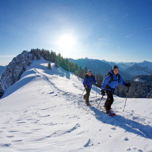 Schneeschuhwandern am Hirschberg im verschneiten Bergpanorama, © Bernd Ritschel