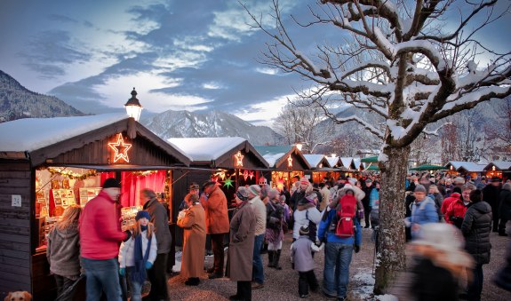 Besucher auf dem Adventsmarkt in Rottach-Egern, © Stefan Schiefer Besucher auf dem Adventsmarkt in Rottach-Egern, © Stefan Schiefer