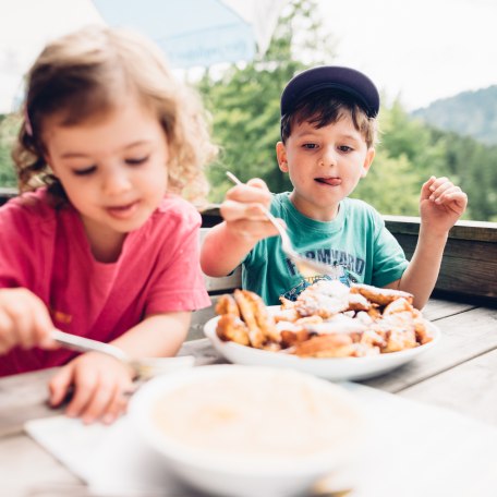 Kinder beim Essen, © Der Tegernsee, Julian Rohn