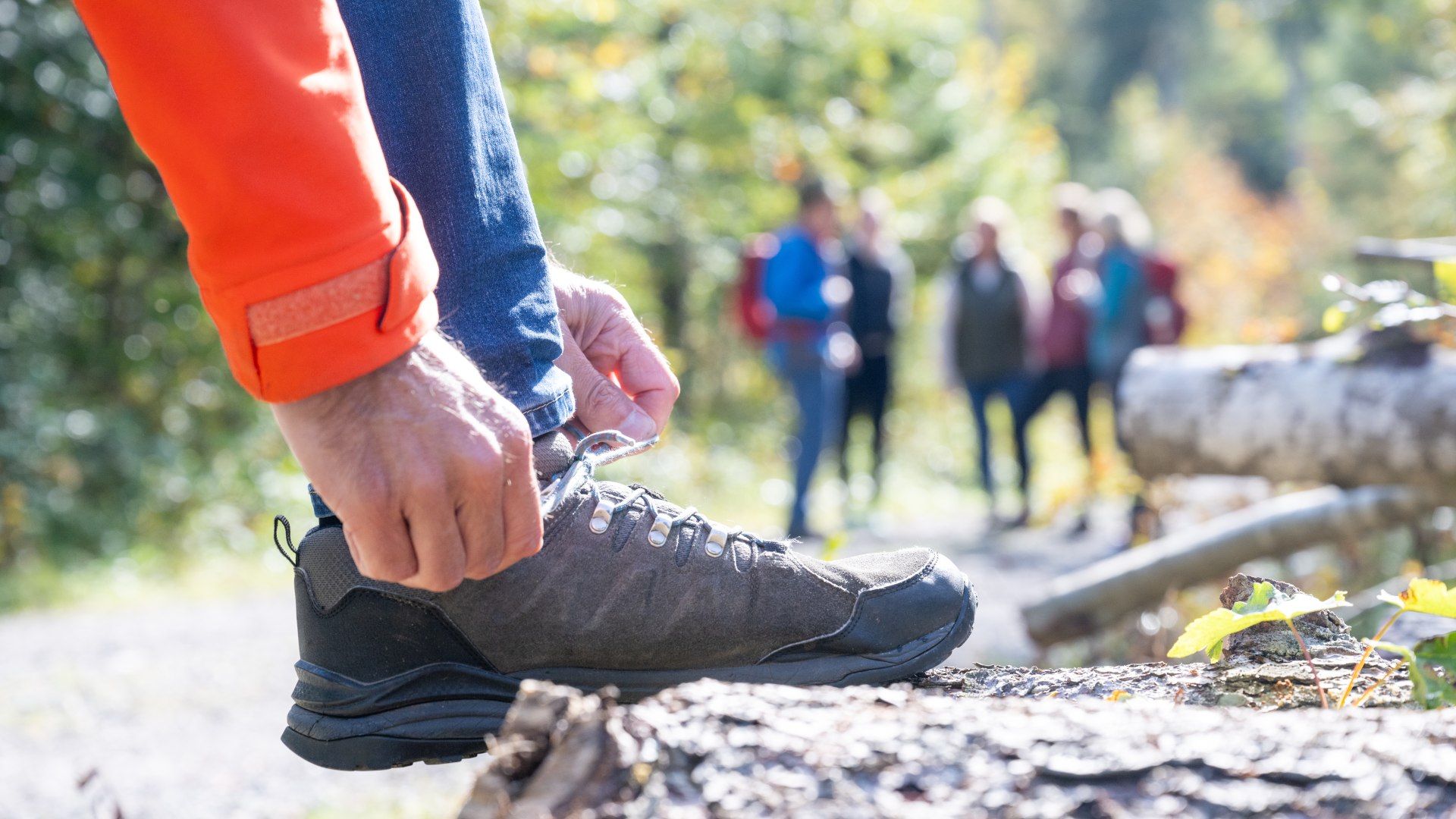 Toni Wackersberger weist auf die richtigen Bergschuhe hin