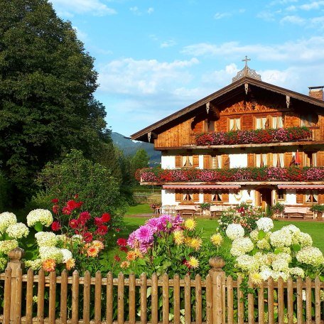 Der Gutfelder Hof von der Straße aus gesehen, © im-web.de/ Tourist-Information Rottach-Egern