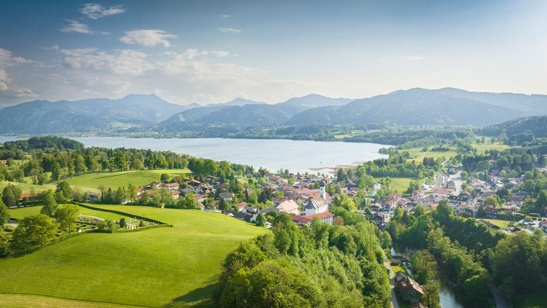 Der Tegernsee im Sommer bei strahlend blauem Himmel, eingerahmt von einer atemberaubenden Bergkulisse., © Dietmar Denger