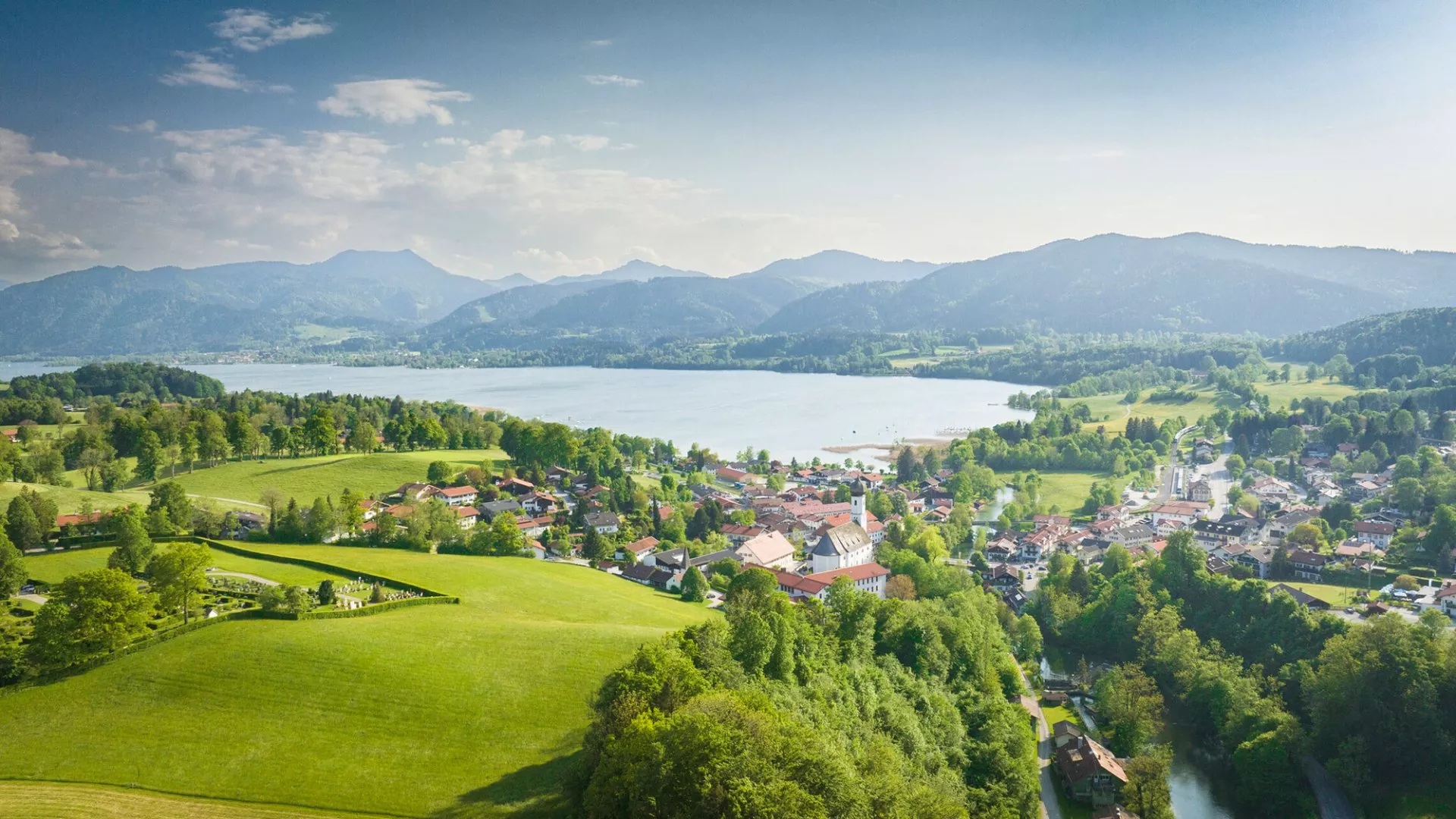 Der Tegernsee im Sommer bei strahlend blauem Himmel, eingerahmt von einer atemberaubenden Bergkulisse., © Dietmar Denger