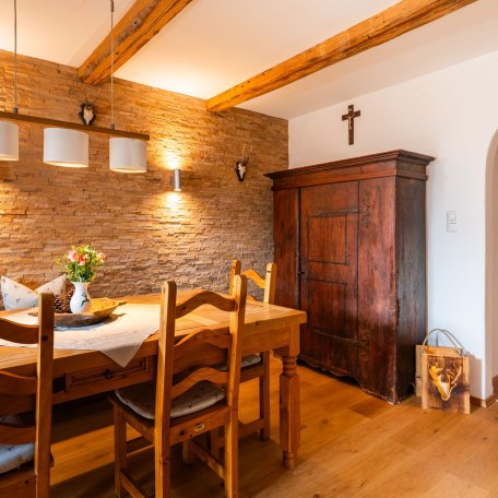 Esszimmer mit antikem Bauernschrank und Blick zur Küche, © im-web.de/ Tourist-Information Bad Wiessee