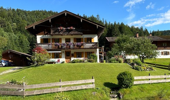 Ferienwohnung Stephanie & Claus Sennhofer mit dem wunderschönen Bach vor dem Haus, © im-web.de/ Regionalentwicklung Oberland Kommunalunternehmen