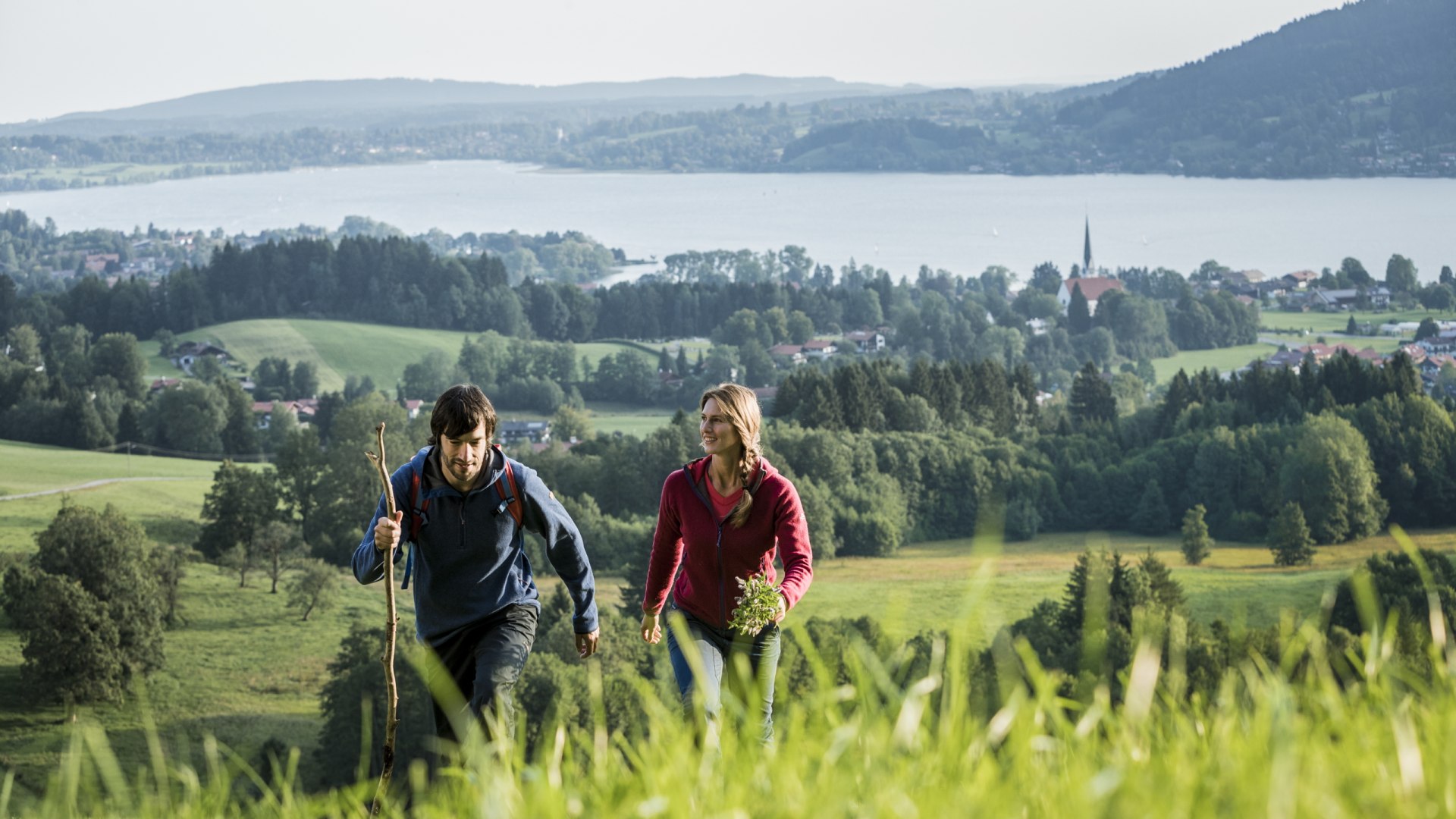 Frau und Mann gehen spazieren, © Hansi Heckmair