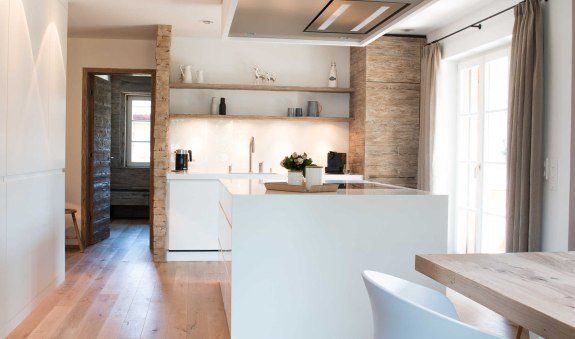 SeeSuite, Blick in die offene Küche, Essbereich, © im-web.de/ Ferienwohnungen Tegernsee