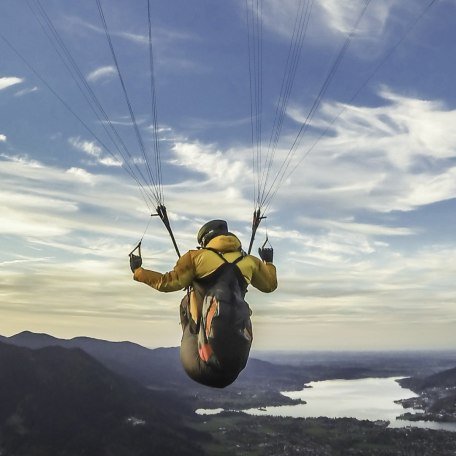 ein-paraglider-erhebt-sich-vom-startplatz-am-wallberg-in-die-luefte, &copy; Dietmar Denger