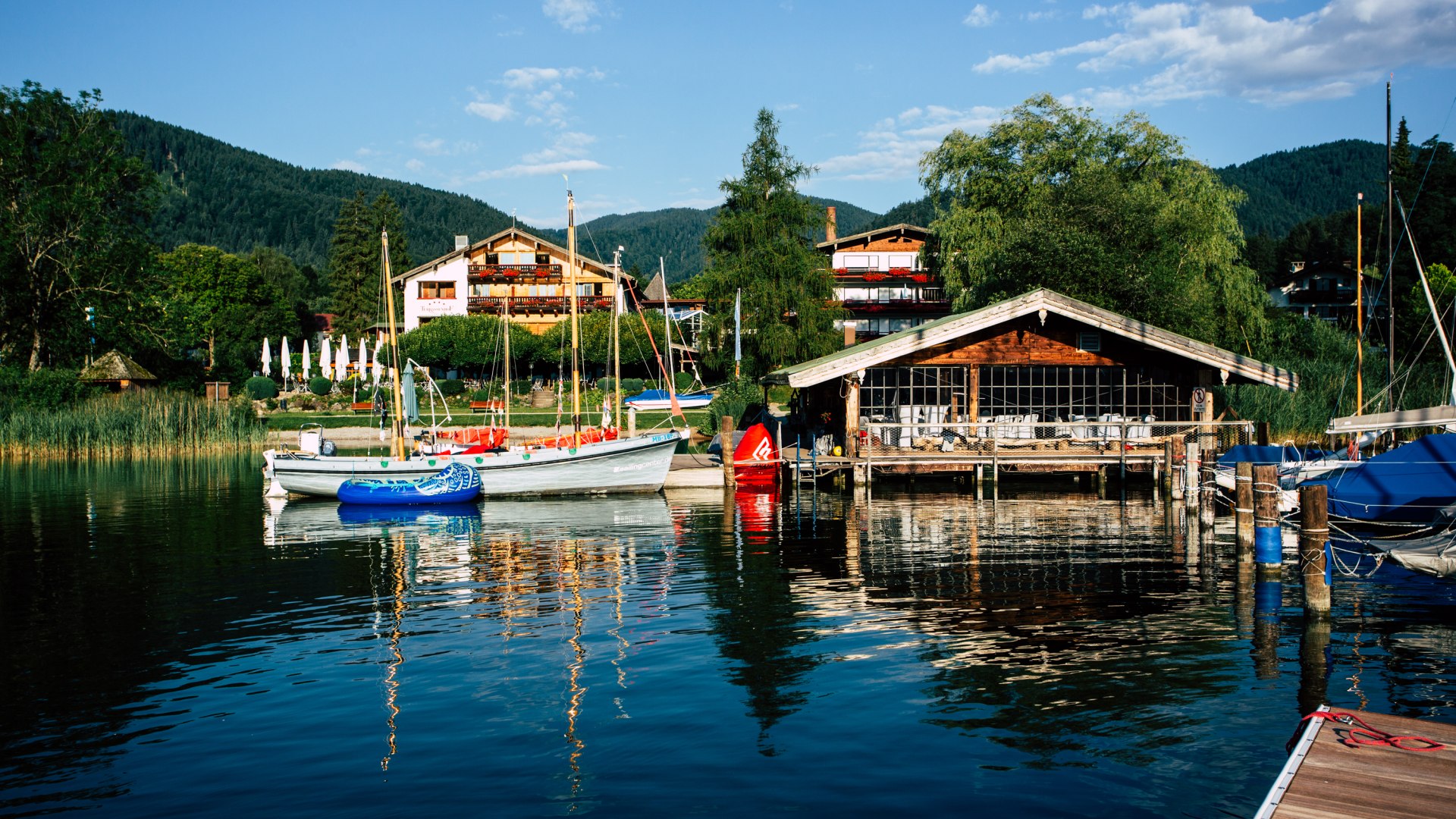Ansicht vom See - Bootshaus mit Gästen