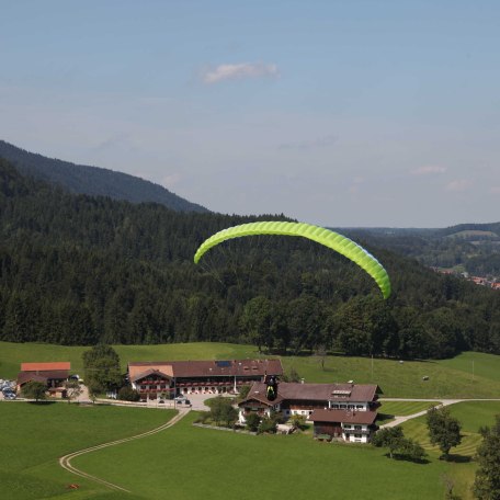 Ausblick mit Gleitschirm Gästehaus Kleinbuch, © Gästehaus Kleinbuch