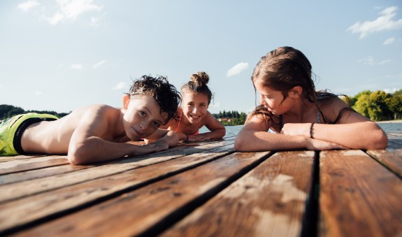 Kinder auf dem Holzsteg, &copy; Der Tegernsee, Julian Rohn