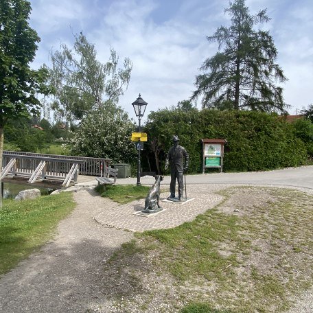MannUndHundStatueGmund_Hochformat_&copy;NR_001, &copy; TTT - NR