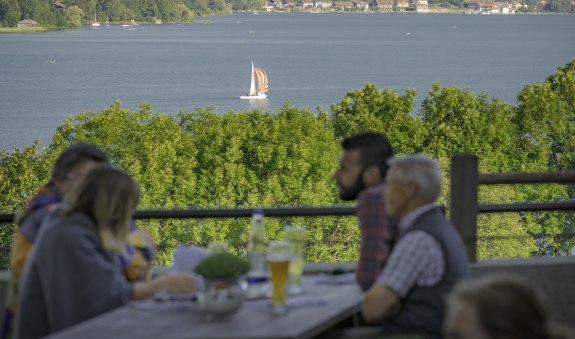 Der Blick aus dem Biergarten auf Gut Kaltenbrunn Richtung Tegernsee und Wallberg., &copy; Der Tegernsee, Dietmar Denger