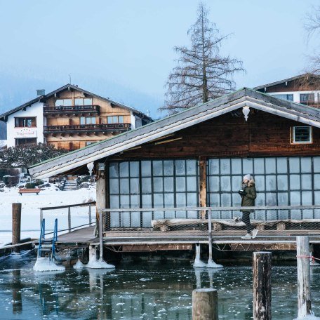 Hotel Terrassenhof im Winter, mit Bootshaus, Bad Wiessee, © im-web.de/ Tourist-Information Bad Wiessee