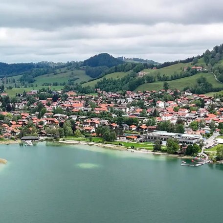 Der Ort Schliersee aus der Vogelperspektive (unsere Ferienwohnung Auszeit am See befindet sich in dem Querbau am rechten unteren Bildrand), &copy; Ferienwohnung Auszeit am See