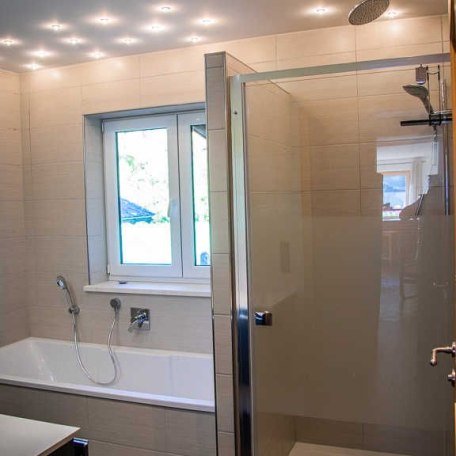 Bad mit Dusche, Badewanne und Waschmaschine, &copy; im-web.de/ Tourist-Information Gmund am Tegernsee