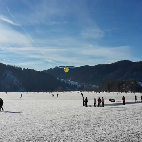 auf dem zugefrorenen Schliersee, &copy; im-web.de/ Tourist-Information Gmund am Tegernsee