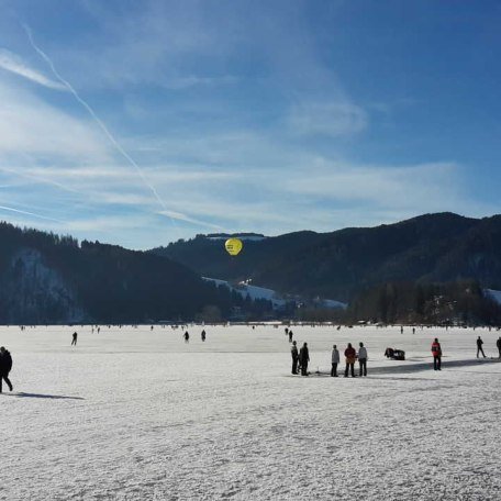 auf dem zugefrorenen Schliersee, &copy; im-web.de/ Tourist-Information Gmund am Tegernsee
