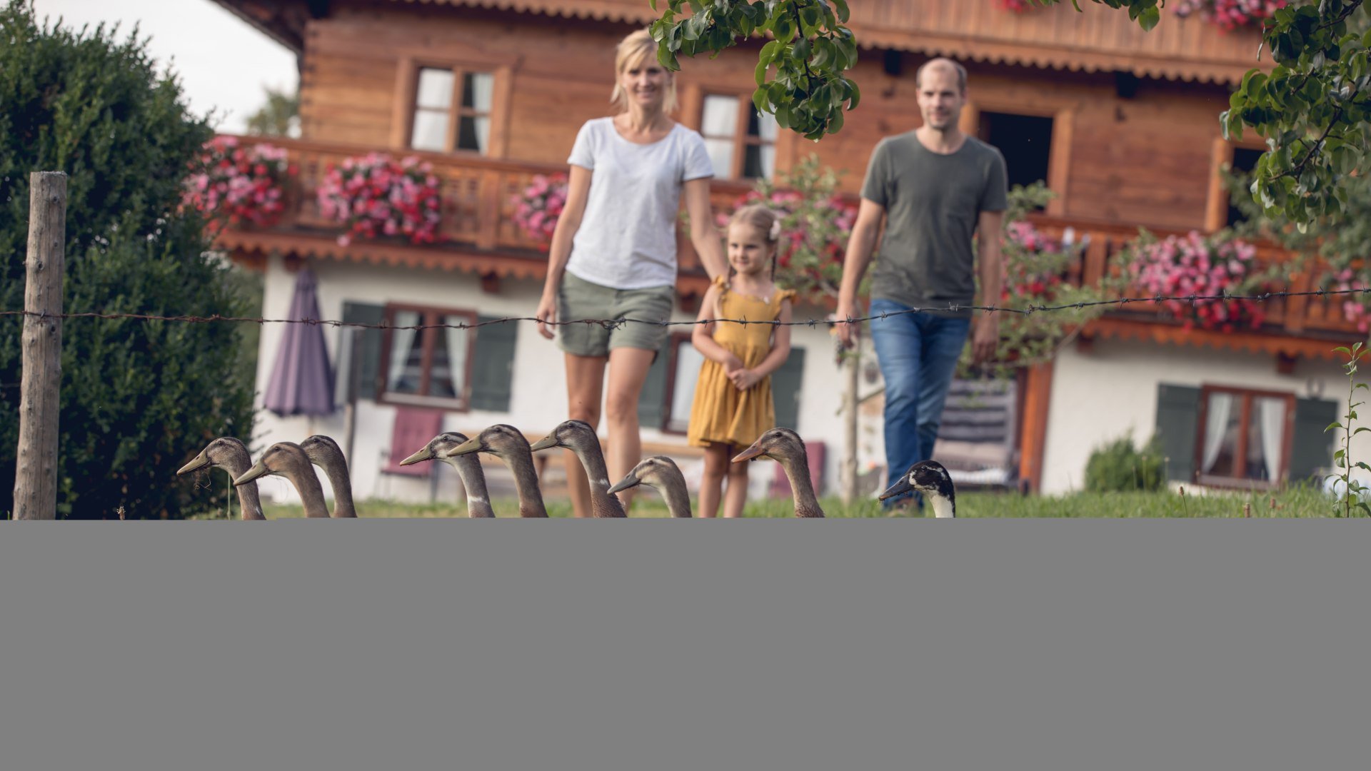 Familie auf dem Bauernhof, &copy; Hansi Heckmair