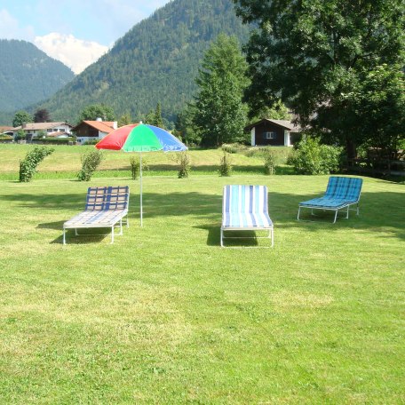 gro&szlig;e Liegewiese hinterm Haus, &copy; im-web.de/ Tourist-Information Rottach-Egern