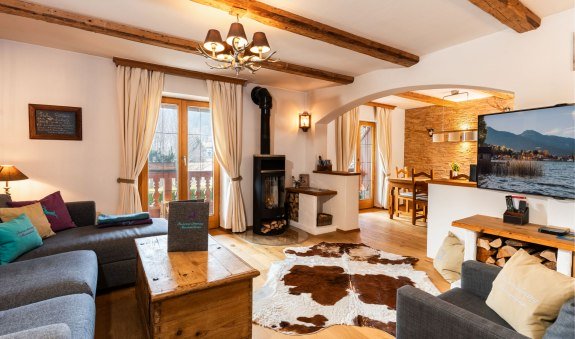 gemütlicher Wohnbereich mit Kaminofen und Smart-TV, © im-web.de/ Tourist-Information Bad Wiessee