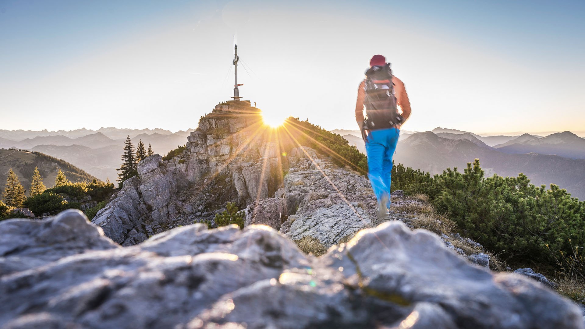 Wanderer bei Sonnenaufgang kurz vor dem Gipfelkreuz Wallberg, © Dietmar Denger