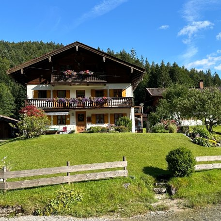 Ferienwohnung Stephanie & Claus Sennhofer mit dem wunderschönen Bach vor dem Haus, © im-web.de/ Regionalentwicklung Oberland Kommunalunternehmen