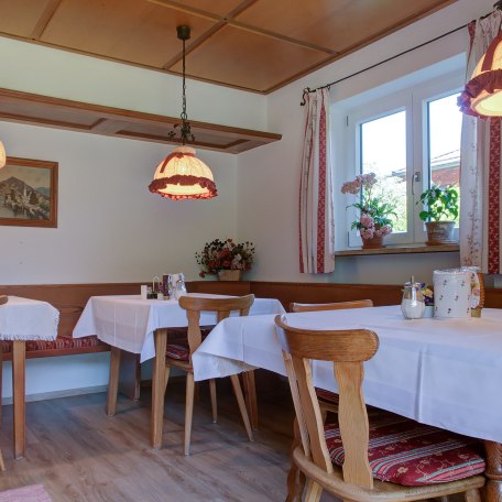 Gästehaus Heidi - Frühstücksraum mit Blick auf Garten und Liegewiese, © © GERLIND SCHIELE PHOTOGRAPHY TEGERNSEE