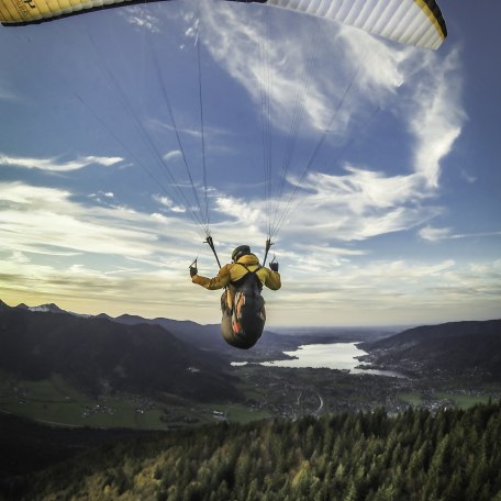 Ein Paraglider erhebt sich vom Startplatz am Wallberg in die Lüfte, © Dietmar Denger
