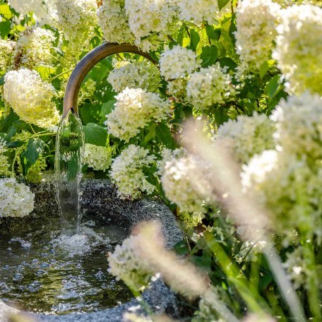 Brunnen im Garten des Boutique Hotel Relais Chalet Wilhelmy, © im-web.de/ Tourist-Information Bad Wiessee