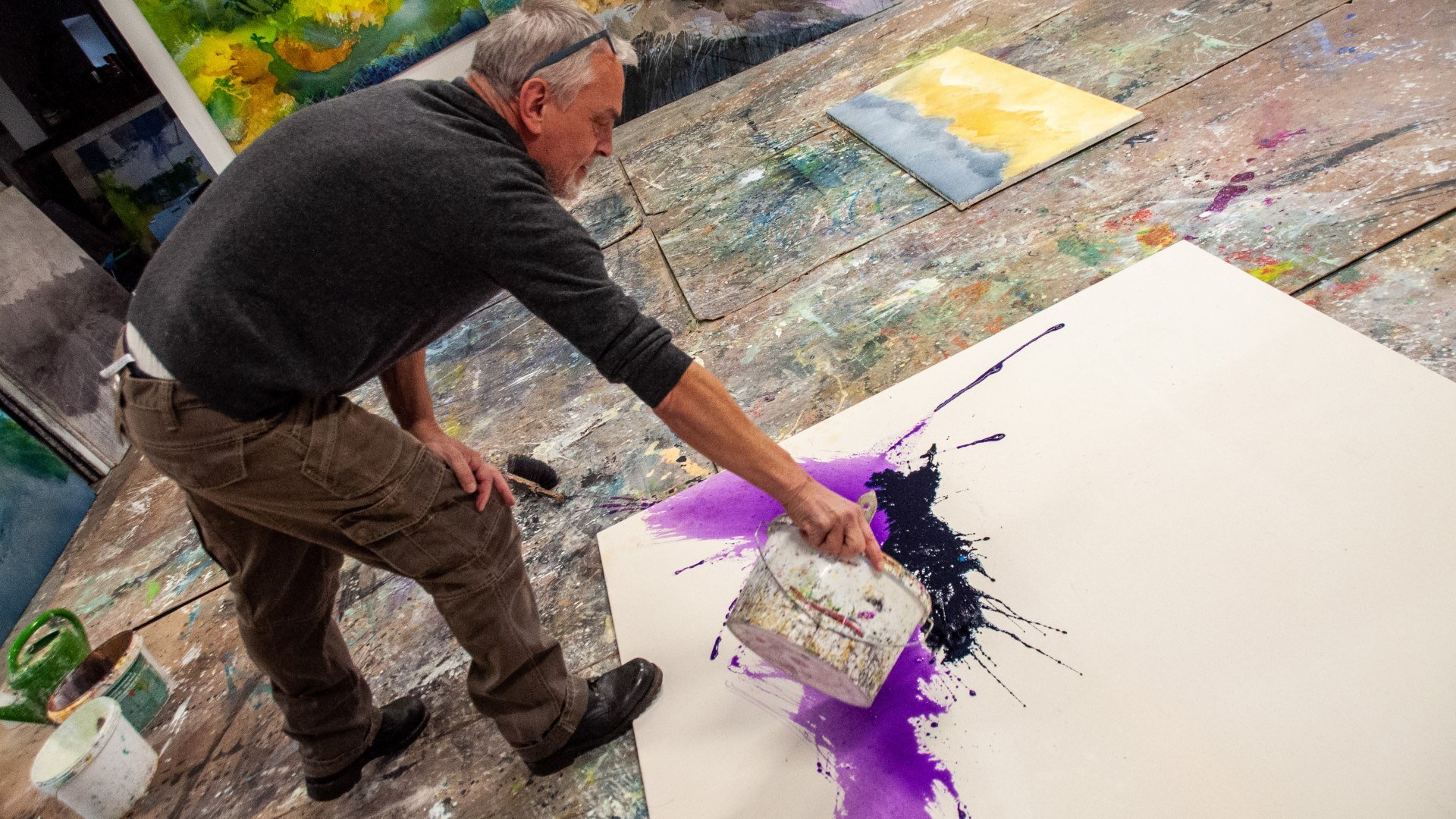 J&uuml;rgen Welker sch&uuml;ttet die Farbe gro&szlig;z&uuml;gig &uuml;ber das Bild