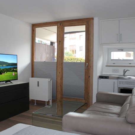 Wohn-und Schlafraum mit hochwertiger Ausstattung u.a. Natuzzi-Ledercouch, &copy; im-web.de/ Tourist Information Tegernsee