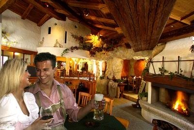 Feuriger Tatzlwurm, Hotel