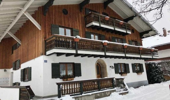 Hausansicht mit Schnee im Winter, © im-web.de/ Tourist-Information Bad Wiessee