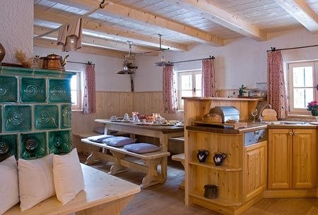 Kachelofen in der Almstube, © im-web.de/ Tourist-Information Rottach-Egern