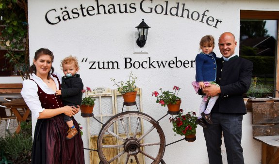 Wir sind Ihre Gastgeber - Stefan und Franziska mit Viktoria und Maximilian, © im-web.de/ Tourist-Information Rottach-Egern