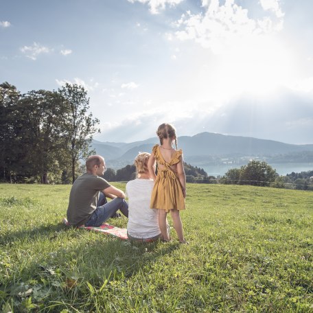 Familie auf einer Wiese, © Der Tegernsee, Julian Rohn