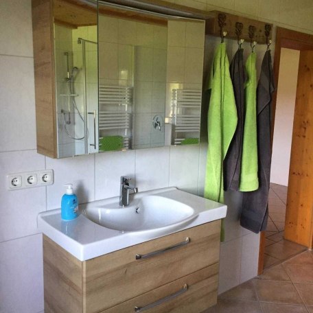 Badezimmer Waschtisch mit Spiegelschrank, © im-web.de/ Tourist-Information Gmund am Tegernsee