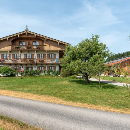 Glaslhof von Osten, &copy; &copy;Glasl