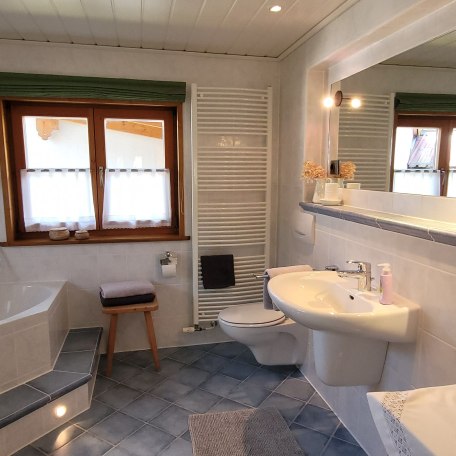 Bad mit Badewanne, Dusche und WC, © im-web.de/ Tourist-Information Rottach-Egern