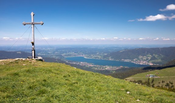 Gipfelkreuz auf dem Hirschberg mit Blick auf den Tegernsee., © Adobe Stock