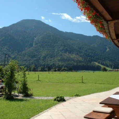 Blick in die Tegernseer Bergwelt von der Sonnenterrasse, © im-web.de/ Tourist-Information Rottach-Egern