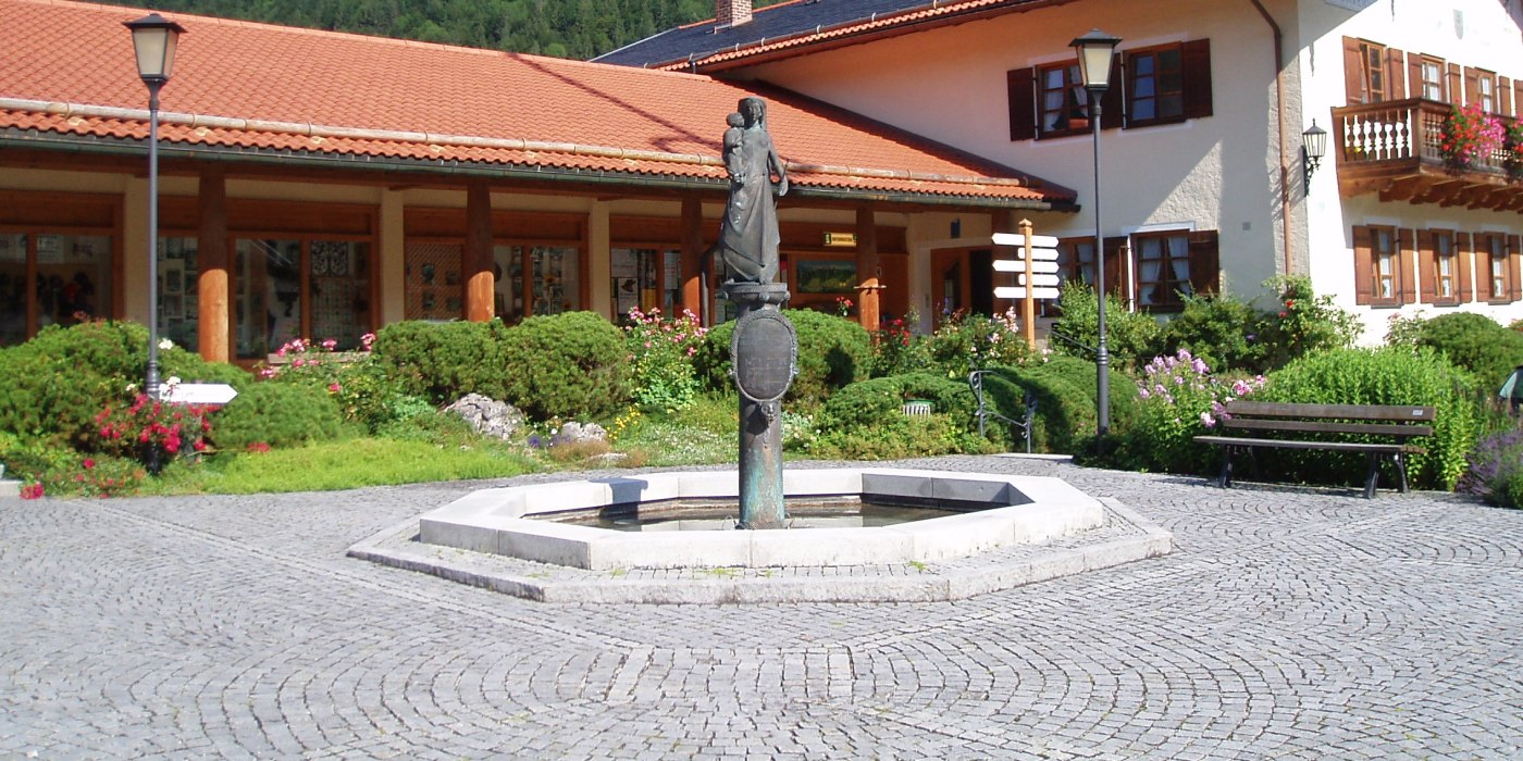 Dorfplatz Kreuth mit Mariens&auml;ule, &copy; Gemeinde Kreuth