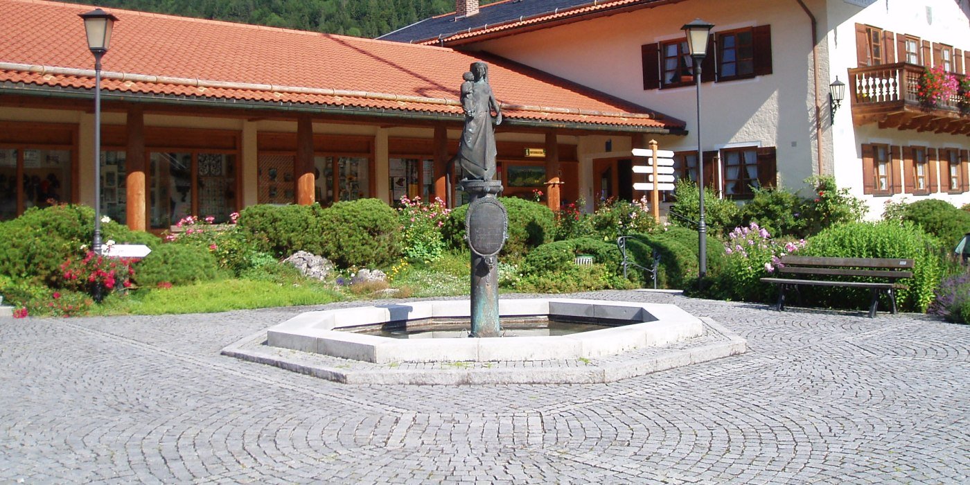 Dorfplatz Kreuth mit Mariens&auml;ule, &copy; Gemeinde Kreuth