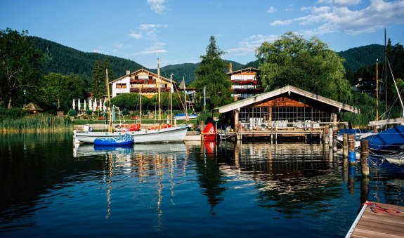 Hotel Terrassenhof mit Bootshaus, Ansicht von Seeseite, © im-web.de/ Tourist-Information Bad Wiessee