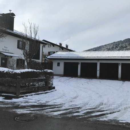 Garage links aussen, &copy; Alpen Suite Abwinkl