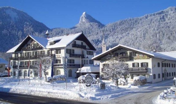 Außenansicht im Winter - Kreuth versinkt im Schnee, © im-web.de/ Tourist-Information Kreuth