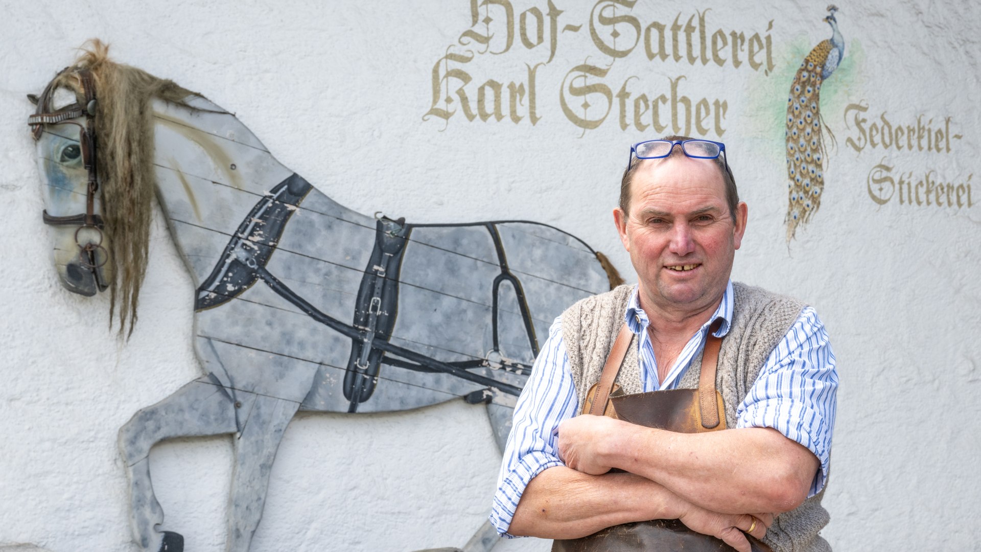 Federkielsticker Karl Stecher vorm Haus