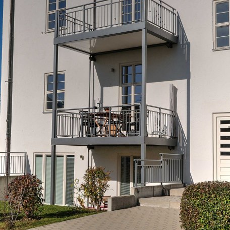 Kutschersuite Max-Josef in Tegernsee - Außenansicht Südbalkon und Südterrasse, © GERLIND SCHIELE PHOTOGRAPHY TEGERNSEE